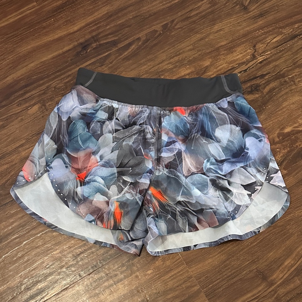 Lululemon Hotty Hot Shorts- 2.5” length - size 4